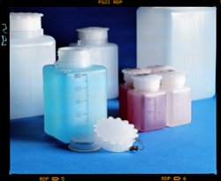 Bottiglia rettangolare graduata in PE a collo largo con tappo e sottotappo 100 ml  1 pz.