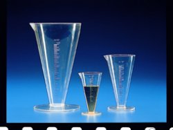 BICCHIERE CONICO GRADUATO in rilievo  1.000 ml