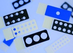 Vetrini portaoggetto per diagnostica  Materiale PTFE N° di camere 10 Diam. 6,7 mm Colore nero