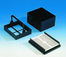 Vaschetta in pom con coperchio  Per  numero 25 vetrini Largh. 88 mm Lungh. 98 mm Altezza 52 mm