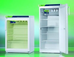 Frigotermostati Con porta vetro, 4 racks metallici + 1 griglia di fondo + 7 prese Capacità 256 l