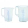 Caraffe di misura con manico chiuso, PP  Capacità 1000 ml Grad. 10 ml Diam. 117 mm Altezza 165 mm 1 scala